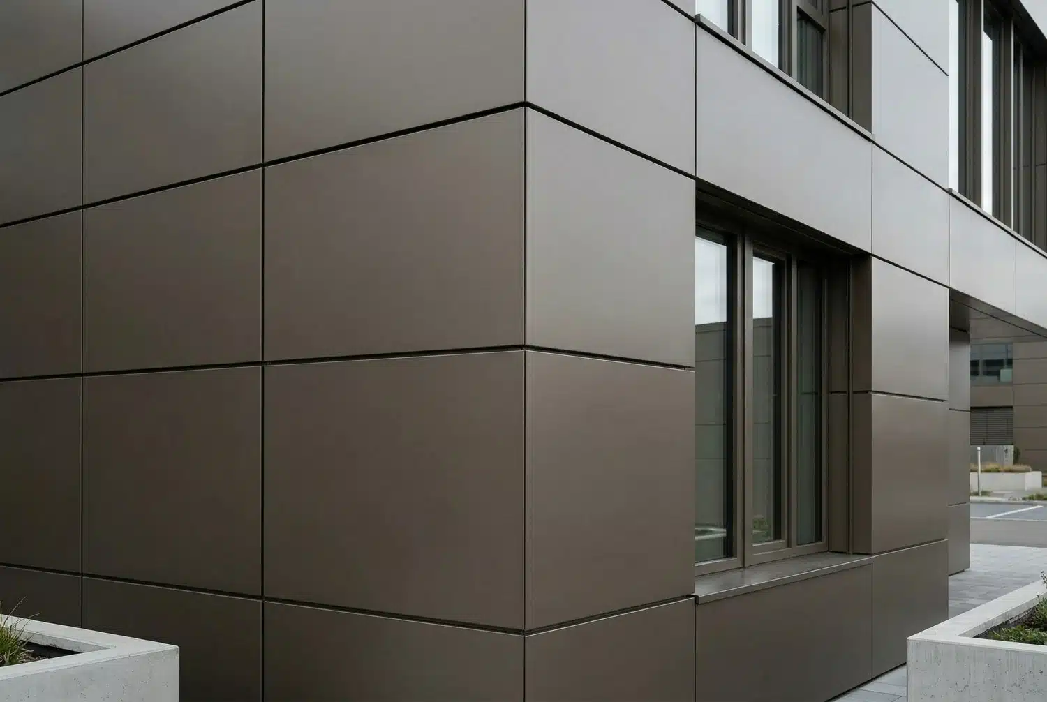 Zijkant van een gevel met Alucobond panelen